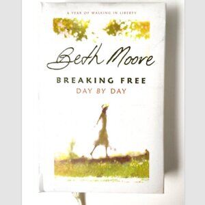 Breaking Free Day by Day: A Year of Walking in Liberty by Beth Moore NEW